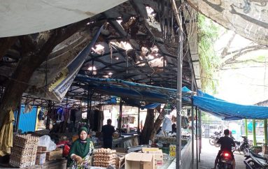 Pedagang Keluhkan Atap Pasar Margorejo Rusak Parah