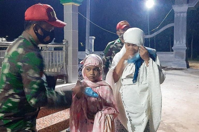 TNI Polri Pantau Prokes Shalat Tarawih di Desa Rajabasa Baru