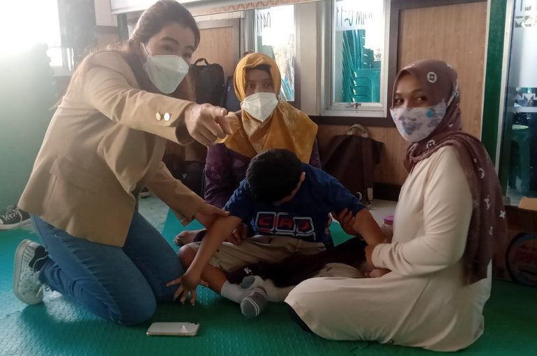 Mandiri, Komunitas Dan TNI Kolaborasi Siapkan Sepatu Serta Terapi Disabilitas