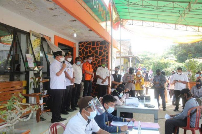 Dawam Launching BST dan Bantuan Beras di Kantor Pos Sribawono