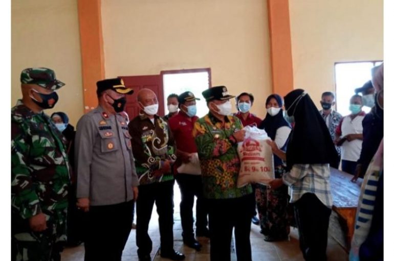 Dawam Serahkan Bantuan Beras ke Masyarakat Kecamatan Labuhan Maringgai