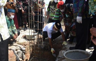 Bupati Lampung Timur M. Dawam Rahardjo Lakukan Peletakan Batu Pertama Asrama Putri 2 Pondok Pesantren Muhammadiyah Al-Arqam Way Jepara