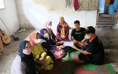 Srikandi Dermawan Berikan Bantuan Dua Warga Banjar Negeri