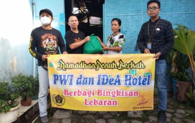 Kolaborasi dengan Idea Indonesia, PWI Metro Bagikan Bingkisan Lebaran ke Masyarakat