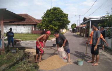 Antisipasi Banjir, Warga Komplek Pemda Gotong Royong Bersihkan Drainase