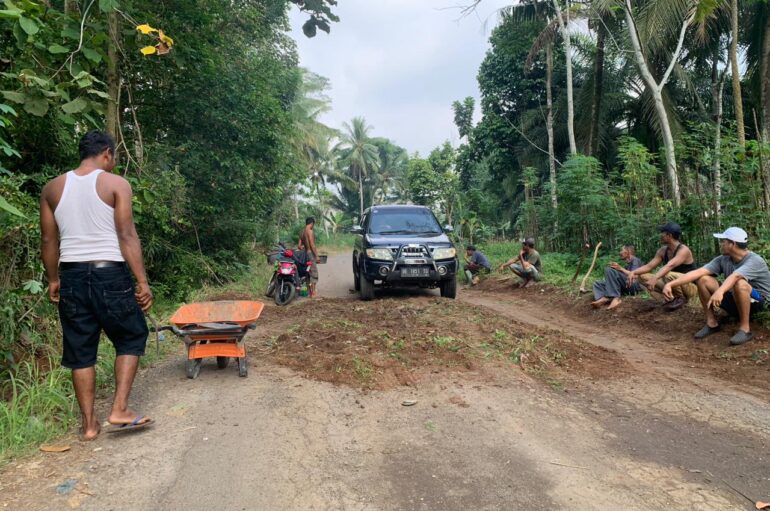 Warga Desa Labuhan Ratu Danau Gotongroyong Perbaiki Jalan Rusak