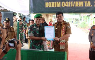 Bupati Lampung Tengah Musa Ahmad menghadiri Acara Penutupan Karya Bakti TNI di Kampung Sukanegara Lamteng