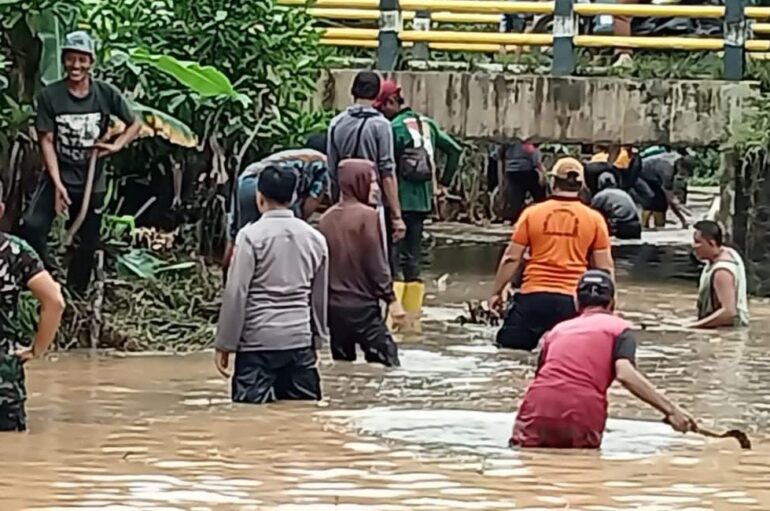 Kodim 0411/KM Bersama Warga Hadimulyo Barat Gotongroyong Bersihkan Drainase