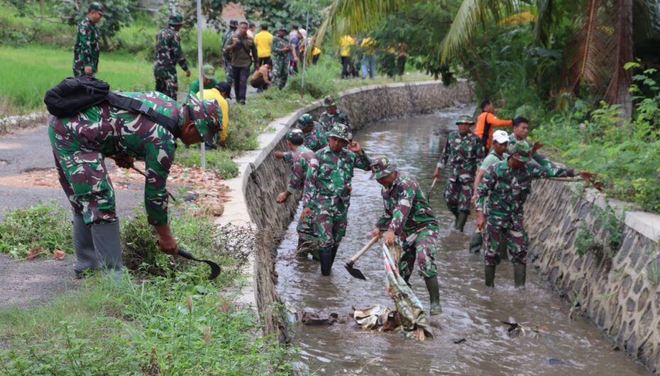 Karya Bhakti TNI, Kodim 0411/KM dibantu Pemkot Metro dan Warga Gotongroyong Bersihkan Selokan