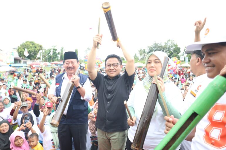 Suarakan Perubahan, Cak Imin Pukul Kentungan saat Kampanye di Lampung Tengah